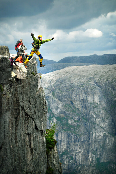 Последовательность прыжков с трамплина в Banos de Agua Santa, Ecuador, San Francisco bridge
