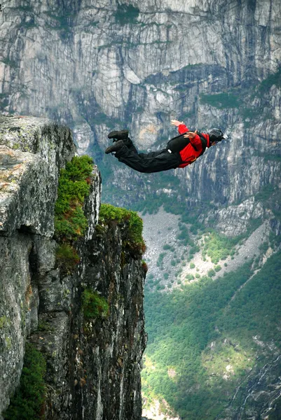 BASE jump off a cliff. — Stock Photo, Image