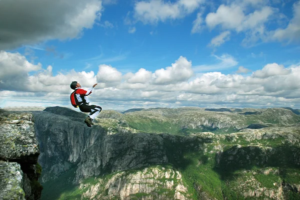 Base hoppa från en klippa. — Stockfoto