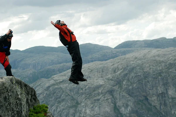 Base jump z útesu. — Stock fotografie