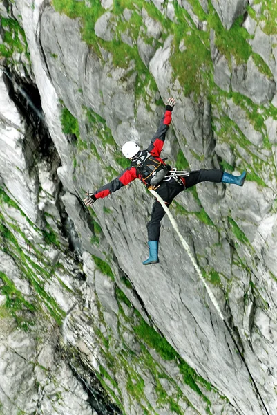 Bungee jumping sekvens i banos de agua santa, ecuador, san francisco bron — Stockfoto