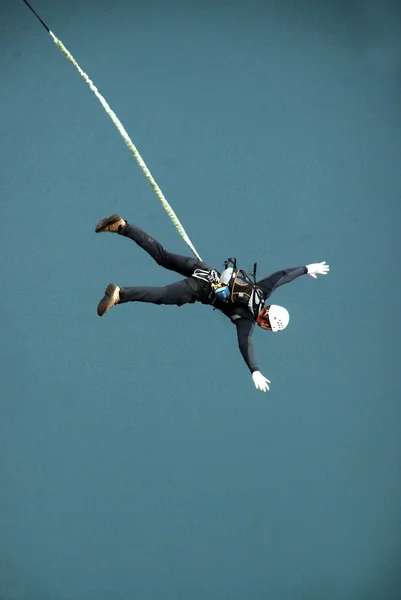Bungee jumping sekvens i banos de agua santa, ecuador, san francisco bron — Stockfoto