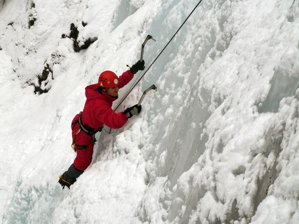 Adam tırmanma donmuş şelale — Stok fotoğraf