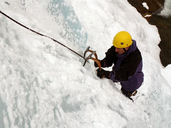 男子攀爬冰的瀑布 — 图库照片