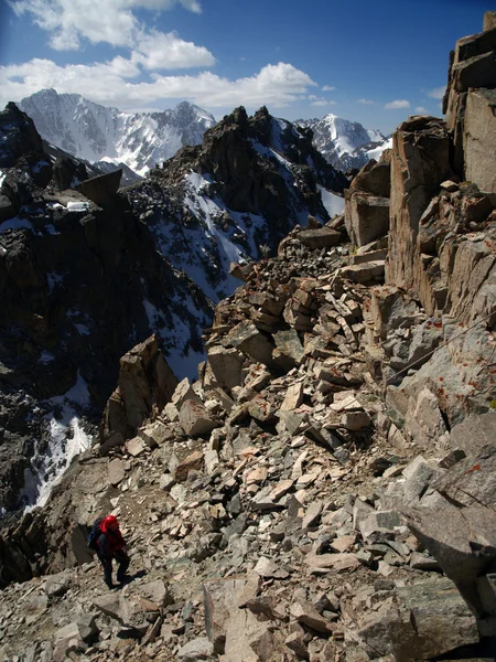 Junger Mann klettert an einer Kalksteinwand mit breitem Tal im Hintergrund — Stockfoto