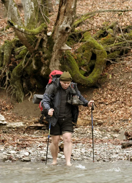 Escursionista nelle montagne del Caucaso — Foto Stock