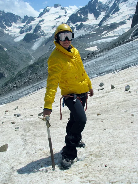 Hombre escalando cascada congelada —  Fotos de Stock