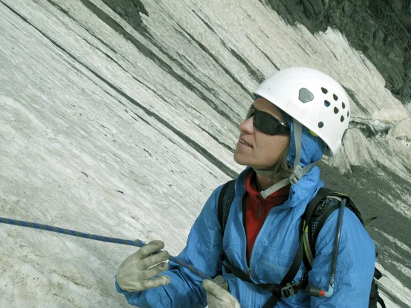 Mann klettert auf gefrorenen Wasserfall — Stockfoto