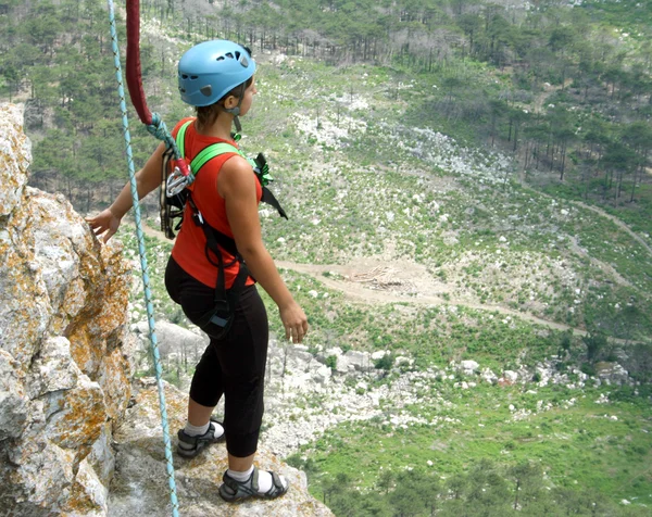 Jump with a rope from the cliff — Stock Photo, Image