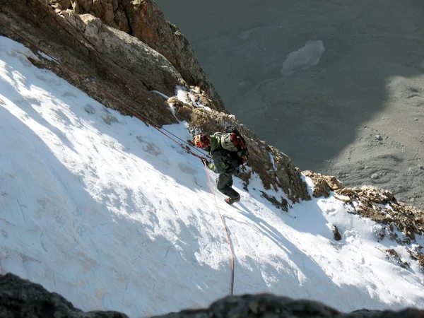 Man climbing frozen waterfall — Stock Photo, Image