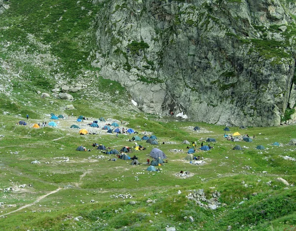 Turisté s batohy těší údolí pohled z vrcholu hory — Stock fotografie