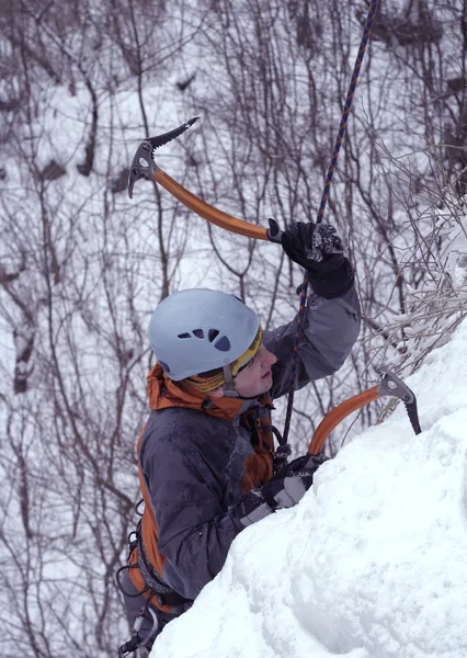男性登り凍った滝 — ストック写真