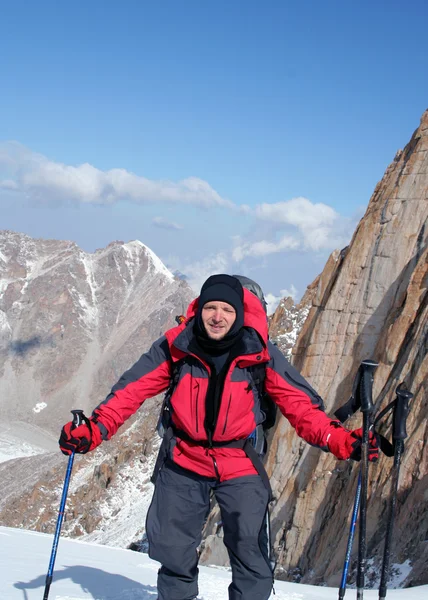 Wanderer mit Rucksack genießen Talblick von der Bergspitze — Stockfoto