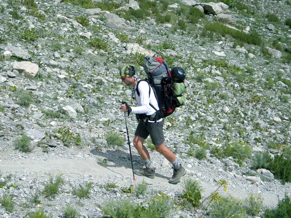 Hikers with backpacks enjoying valley view from top of a mountain — Stock Photo, Image