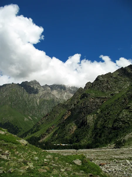 Туристи з рюкзаками насолоджуються видом на долину з вершини гори — стокове фото