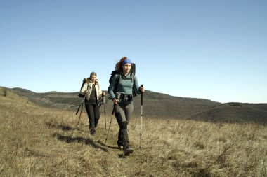 Yaz yürüyüşü dağlarda.