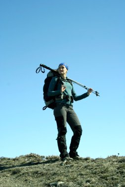 uzun yürüyüşe çıkan kimse parkta yürüyor