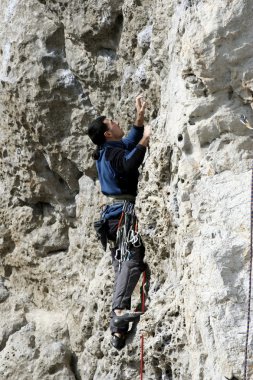 genç adam arka planda Vadi Manzaralı dikey duvar tırmanışı