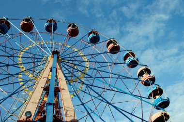 renkli gözlem tekerleği eğlence parkı bir parçası