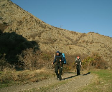 Dağlarda yürüyorum.