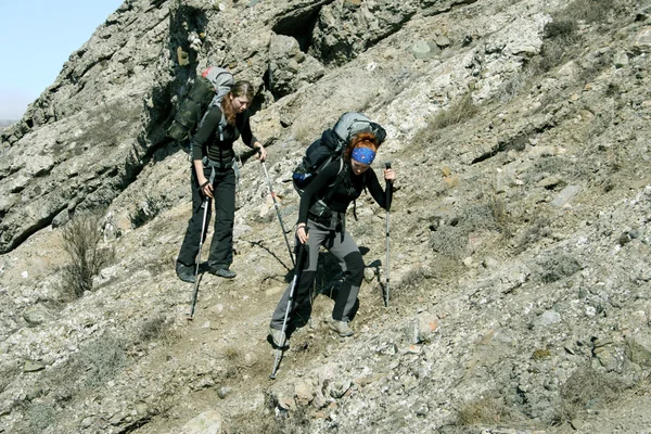 Musim panas hiking di pegunungan. — Stok Foto