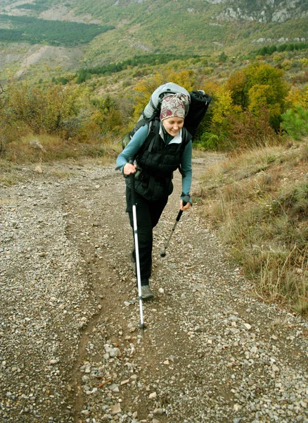 Hiker walks in the park — Stock Photo, Image