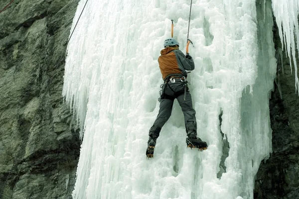 Arrampicata su ghiaccio nel Caucaso settentrionale — Foto Stock