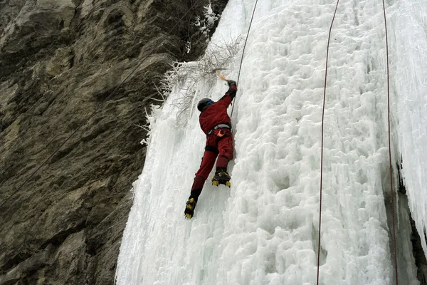 Arrampicata su ghiaccio nel Caucaso settentrionale — Foto Stock