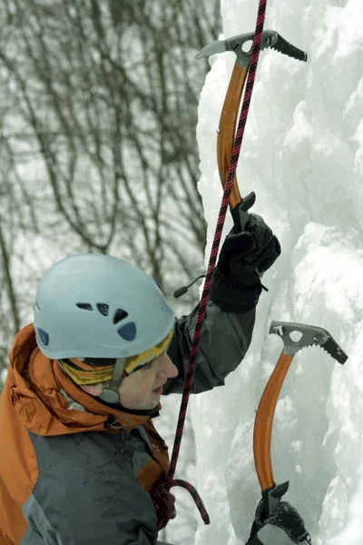 Escalade de glace dans le Caucase du Nord . — Photo