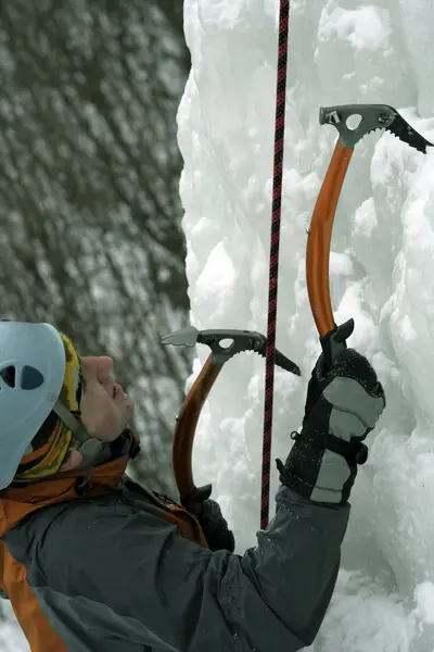 Arrampicata su ghiaccio nel Caucaso settentrionale . — Foto Stock