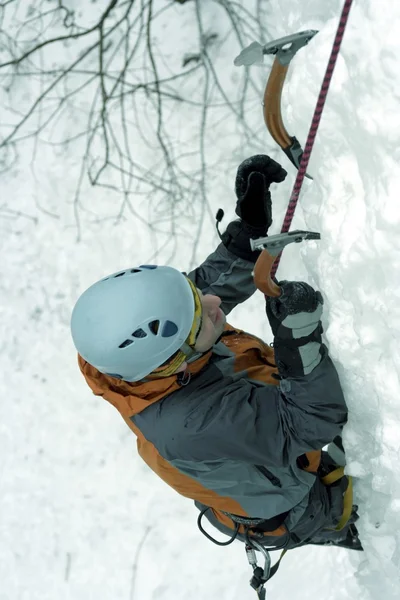 Escalade de glace dans le Caucase du Nord . — Photo