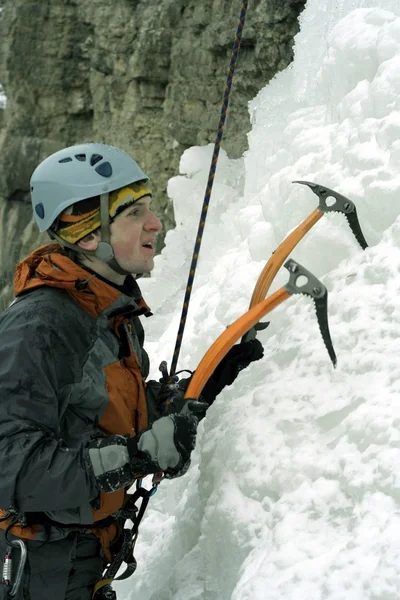 Escalade de glace dans le Caucase du Nord . — Photo