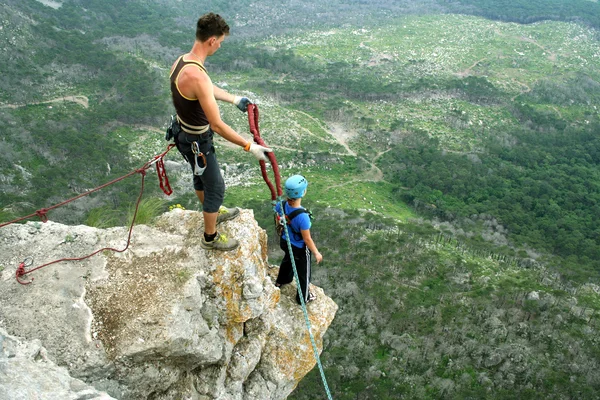 Corda de salto com uma rocha . — Fotografia de Stock