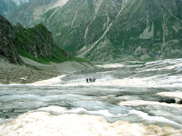 Grupp av vandrare i berget dalen — Stockfoto
