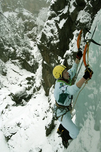 Escalade de glace dans le Caucase du Nord . — Photo