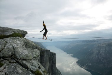 Telin üstünde yürümek