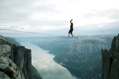 Telin üstünde yürümek