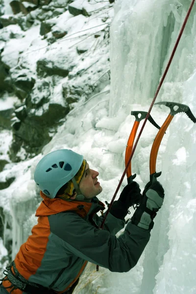 Arrampicata su ghiaccio nel Caucaso settentrionale . — Foto Stock