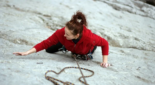 Mujer joven trepando en una pared de piedra caliza con amplio valle —  Fotos de Stock