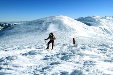 uzun yürüyüşe çıkan kimse kış Dağları snowshoeing