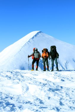 uzun yürüyüşe çıkan kimse kış Dağları snowshoeing
