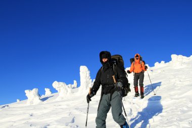 uzun yürüyüşe çıkan kimse kış Dağları snowshoeing