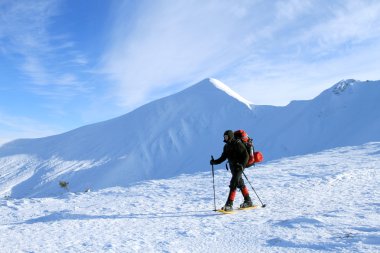 uzun yürüyüşe çıkan kimse kış Dağları snowshoeing