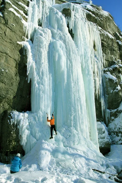 Homem escalando cascata congelada — Fotografia de Stock