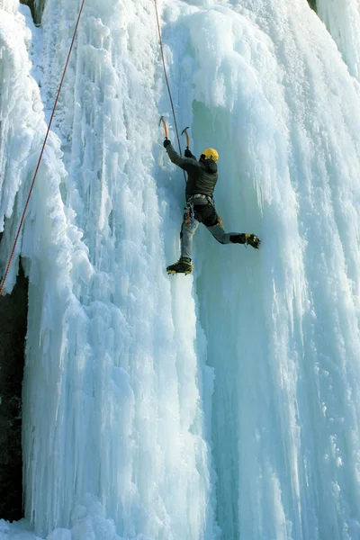 Homem escalando cascata congelada — Fotografia de Stock