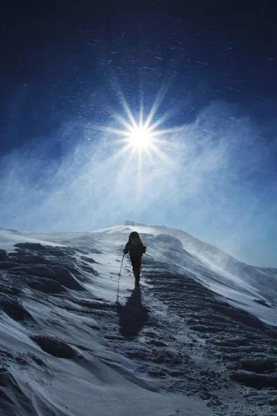 Wandelaar in winter bergen sneeuwschoenen — Stockfoto