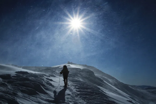 Wandelaar in winter bergen sneeuwschoenen — Stockfoto