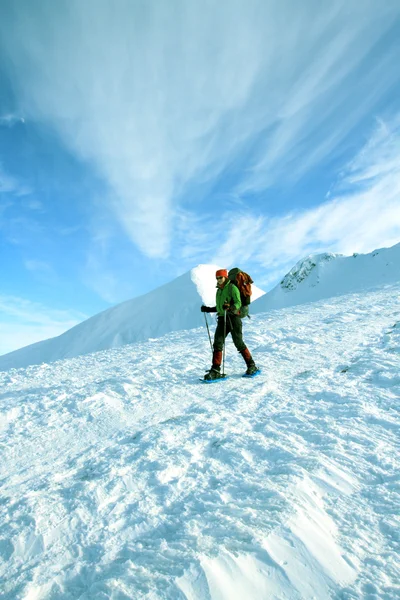 Caminante en invierno montañas raquetas de nieve —  Fotos de Stock