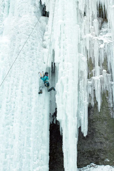 Lezení po ledopádech severní Kavkaz. — Stock fotografie