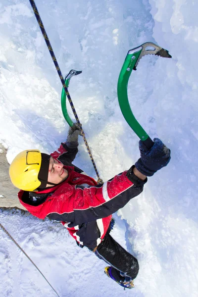 Escalade de glace dans le Caucase du Nord . — Photo